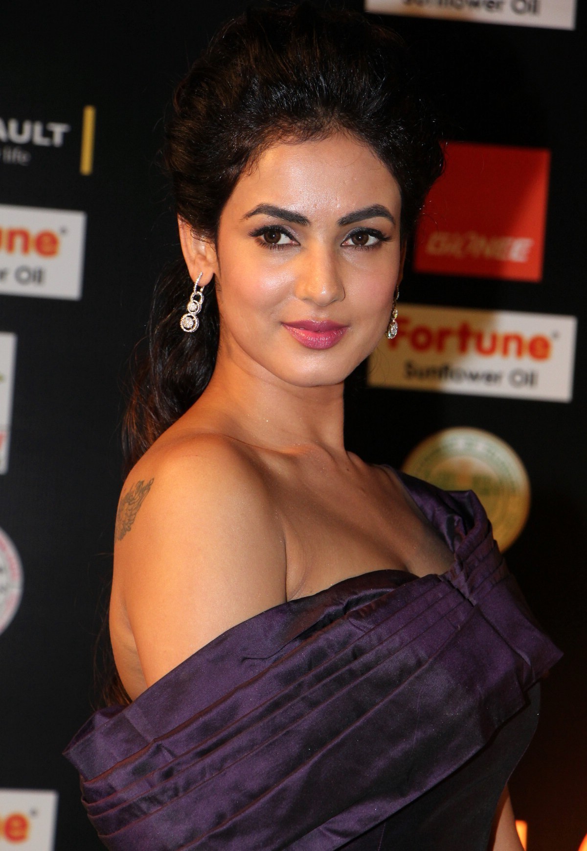 bollywoodhq:    Sonal Chauhan Looks Irresistibly Sexy In a figure Hugging Dress At
