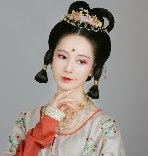 Traditional Chinese Hanfu photography via 司音儿. Handmade traditional Chinese hair ornaments and jewel