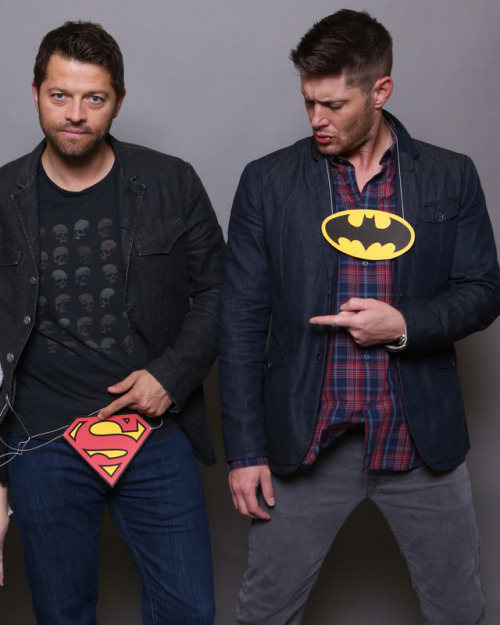 starsmish:my jib8 photo op in which misha did his own thing 