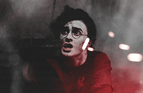 dracosferret:  Voldemort was ready. As Harry shouted, “Expelliarmus!” Voldemort cried, “Avada Kedavra!” 　　 A jet of green light issued from Voldemort’s wand just as a jet of red light blasted from Harry’s…  