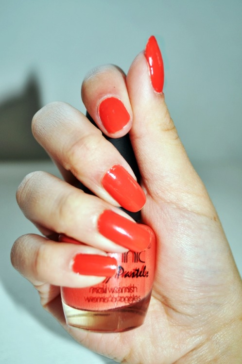 red nails