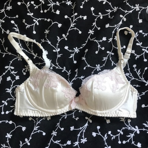 maybeidotheastro:placedeladentelle:placedeladentelle:Lingerie Sale : B-Cups / All brand new / DM if 