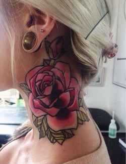 Imagen vía We Heart It https://weheartit.com/entry/141031112 #inked #Plugs #rose #tattoo