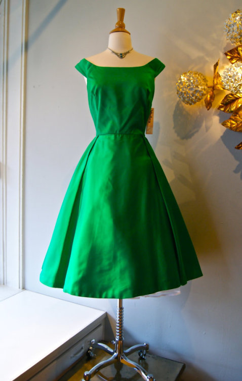 retro-girl811:Emerald Cocktail Dresses