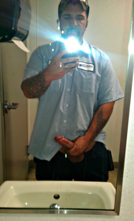 Str8 daddy’s porn selfie at work. adult photos