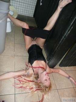 Ronin-Soul-Leo:drunk Skinny Blonde Bitch In Toilet,Don’t Move Her,She Just Waiting