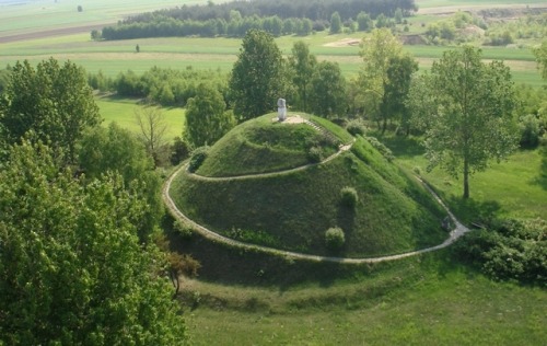 lamus-dworski: Memorial mound dedicated to the poet Henryk Sienkiewicz in Okrzeja, eastern Poland. P