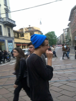 harrialler:  Everything is blurry but Harry Styles. 