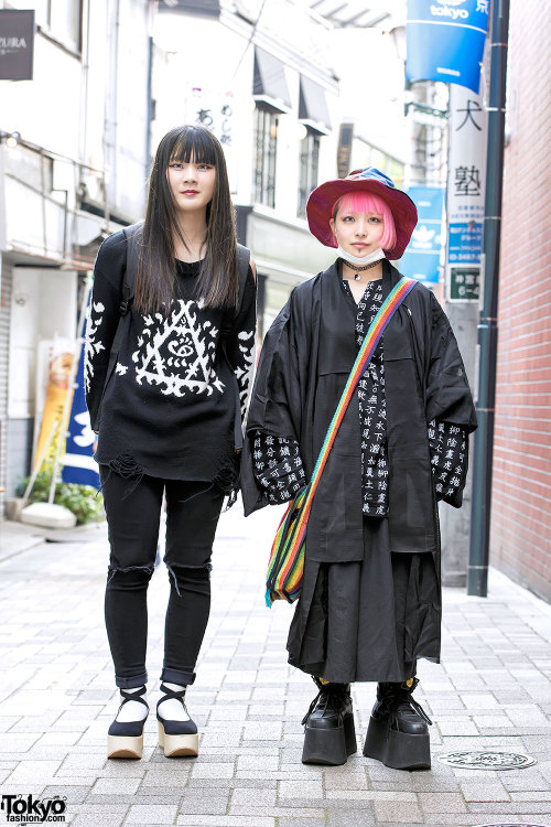 18-year-old students Honoka and Juria on the street in Harajuku. Honoka is wearing a Unif sweatshirt