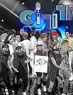 mini-minseok-deactivated2017071:  Xiumin and VIXX’s N dancing together @ Inkigayo