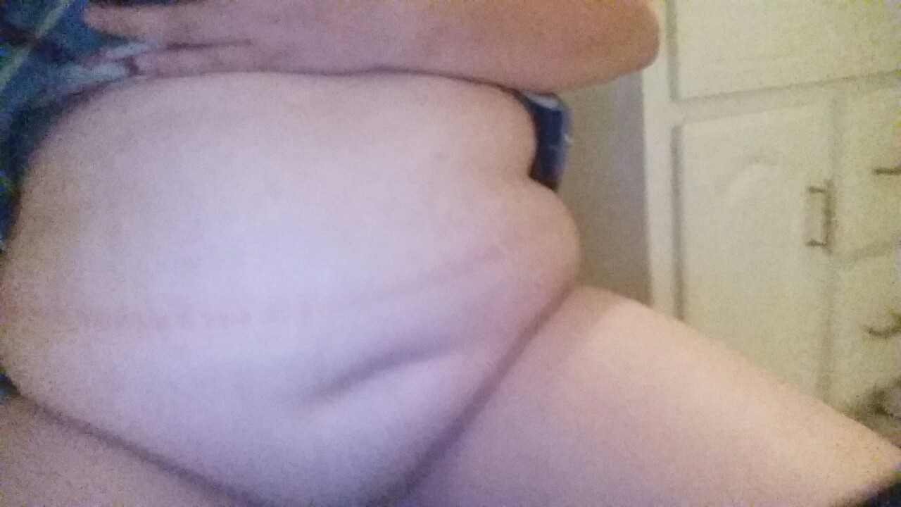 fatgirlbellylover:  fattieporker:  It’s my belly    Big bellies are better :) 