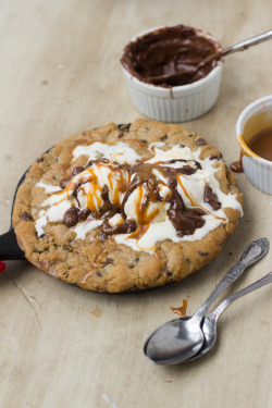 do-not-touch-my-food:  Millionaire Skillet Cookie  Wow now that looks sooo good