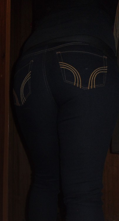 inhollisteronly: Is anyone going to buy their jeans Goddess a christmas gift? After all, you get soo