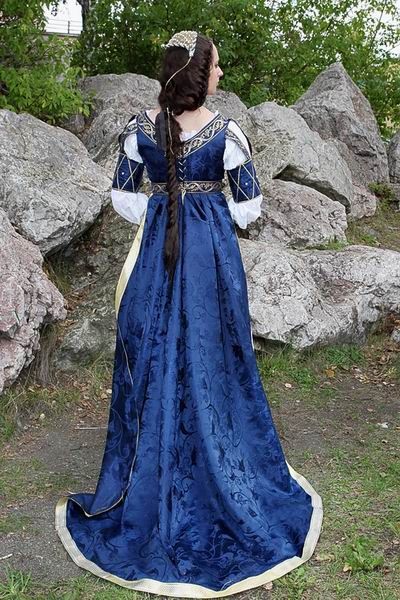 anthropologyarda:sartorialadventure:Burgundian medieval gownClothing from Gondor