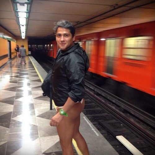 Que haces si lo ves en el metro así?