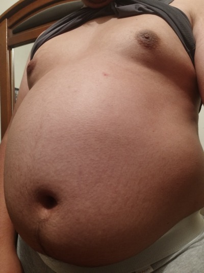 gainerburr:Stuffed belly!I had a hamburger, 20 nuggets, some fries, a chocolate milkshake