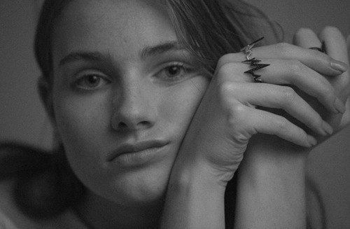 Caroline Hahn staring new Andrea Colli jewerly Campagne