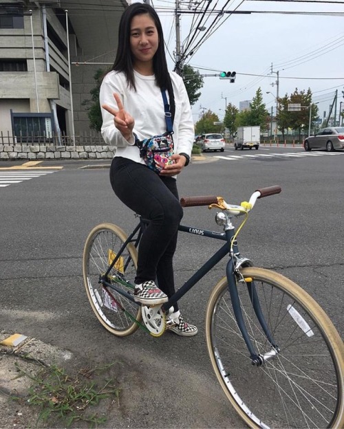 fixiegirls: Repost from @bigu_umesan 天気の良い日は可愛い自転車にのってお散歩 ❤️ #LINUS #FIXIEGIRLS #PIST#PISTBIKEGIR