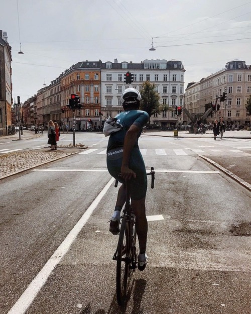 hello-velo: Photo by sebastian_friedrichConnect with Hello-Velo on Instagram @tommy_takeiteasy