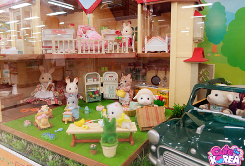 My post about visiting Toys R Us in Korea is up on the blog today~ 100 more photos of all the cutene