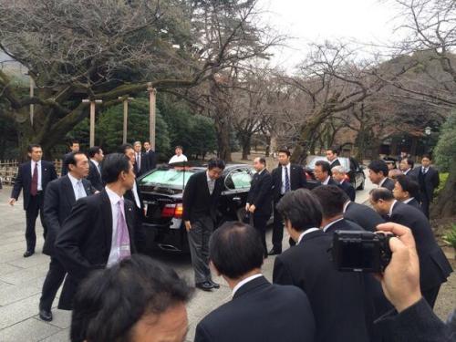 allsundaysmoon:  安倍総理の靖国参拝のテレビ報道今見たが到着後車降りてまず遺族会の方々のところへ歩み寄ってお辞儀をしていた場面は映ってなかった。その誠実なところが安倍さんらしくてよかったのに。僕がしっかり写真撮りました(^_^)v