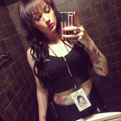 vorpalsuicide:  Tonight I go on stage for the first time in America and dance! I hope you all love it. ❤️💋 @suicidegirls #suicidegirls #blackheartburlesque @jessytai @alexiscrawfordx 