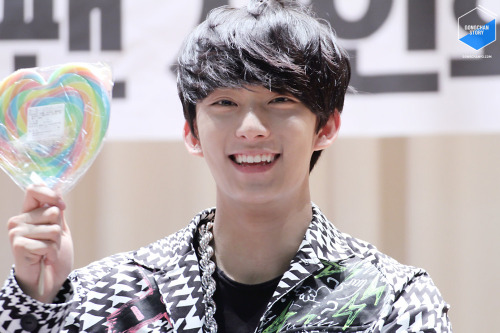fuckyeahchanshik: 130525 Yongsan Fansign | © gongchanstoryDo not edit.