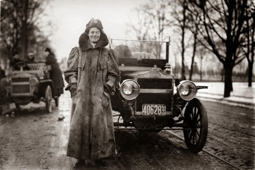 historicaltimes: Alice Huyler Ramsey, the first woman to drive across the US in 1909. The trip was 