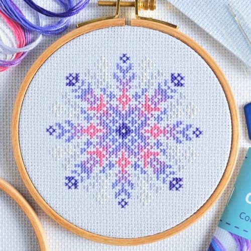 theworldinstitches: Cross stitch is perfect for making snowflakes. Symmetry and so many combinations