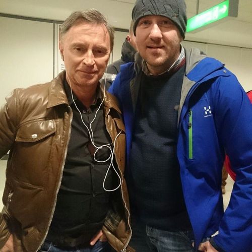 charmedrumbelle: robertcarlylesource: Fan Encounter at the Edinburgh Airport 1/21/2017 [x] The one b