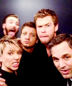 adeles:  @JimmyKimmelLive: Backstage at #Kimmel. With @ChrisHemsworth @MarkRuffalo @ChrisEvans Scarlett Johansson and @Renner4Real #Avengers  