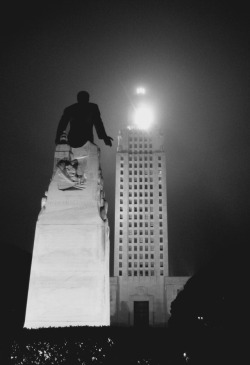 kmoroux:  Huey P. Long grave, Louisiana State Capitol, Baton Rouge, LA. Taken January 2006.