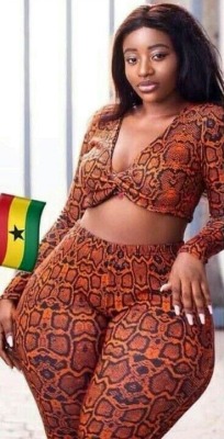 she2damnthick:Hmm mm I love them hips