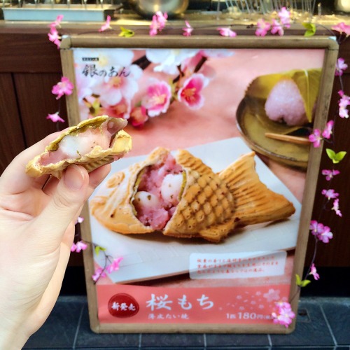 tokyogems: sakura mochi taiyaki from gin no an! 銀のあんの桜もちたい焼き。