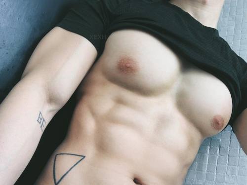 badanmalaya:  XEXHDang that chest…