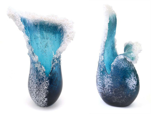 an-artastrophe:Glass Sculptures of Crashing Frozen Waves American artists couple Paul DeSomma and Ma