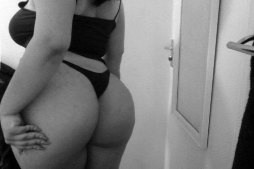 iheartthatass:  myrisingvoice:  before getting in the bath. Feeling cute with no makeup on too!  iHeartThatAss.tumblr.com