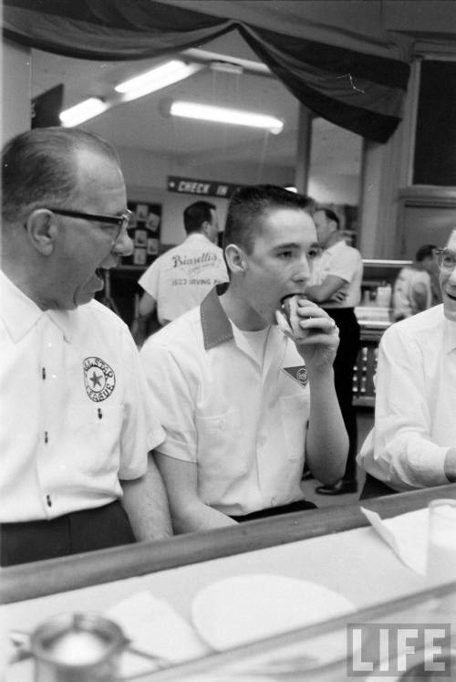 Dinner at the bowling alley(Francis Miller. 1961)