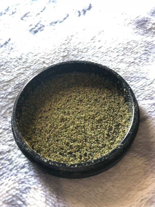 highhoneypiee:Everything’s so much better with a kiefy grinder