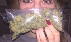 royalhigh-nesss:  When the kush matches your eyes 