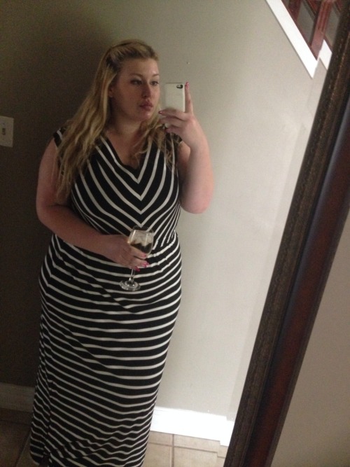 plus-size-barbiee:  Maxi dresses & wine: the summer combo  Love maxi dresses!!