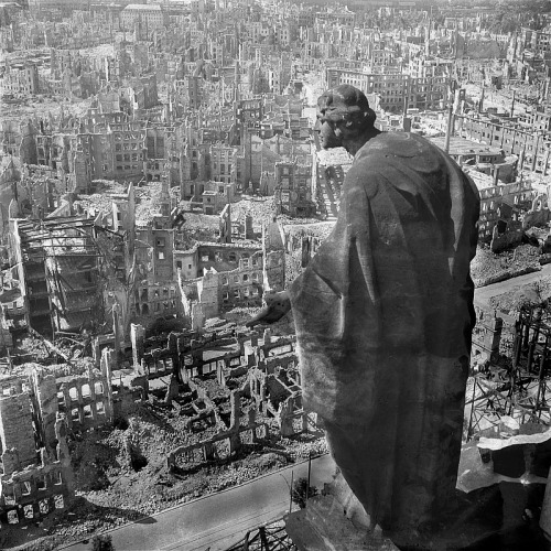 thatswhywelovegermany: Dresden, Viwes from the tower of the town hall in summer 1945 and summer 1960