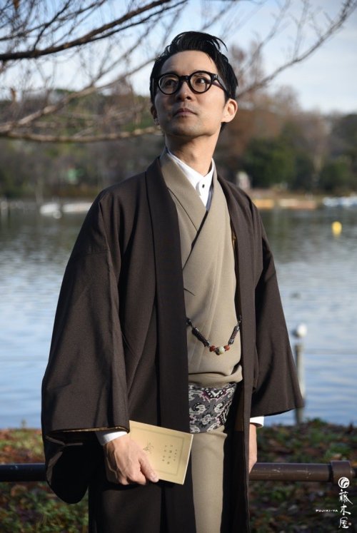 tanuki-kimono:The combo shirt+kimono always gets me, it look so nice and comfy (seen on @fujikiya). 