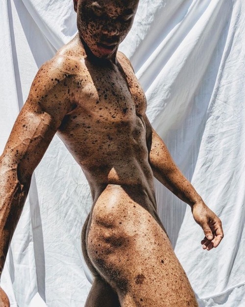jourdepluie91:    It’s said a face without freckles is like a sky without stars 