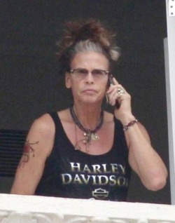 jimmys-evil-demon-spawn:  Steven Tyler looks