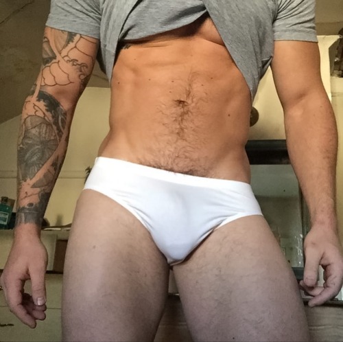 underwear-speedos-xxxlovers1:That’s a very sexy bulge in white.
