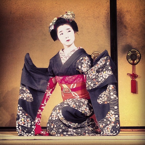 geisha-kai:  Maiko Mameroku dancing at the Gion Corner by @anealka on Instagram