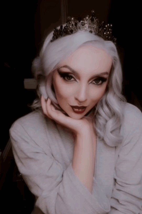 satans-knitwear:✨ Darling, you should see me in a crown. ✨Treat me ~ Tip me 
