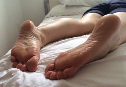 mycutelittletoesies:  Another example of tier 1 foot fetishism.