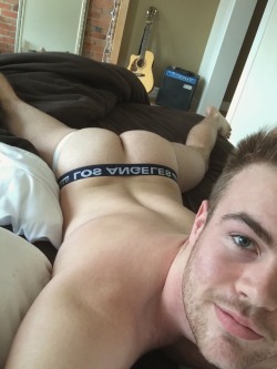 iampuer:  Daily dose of butt 👅